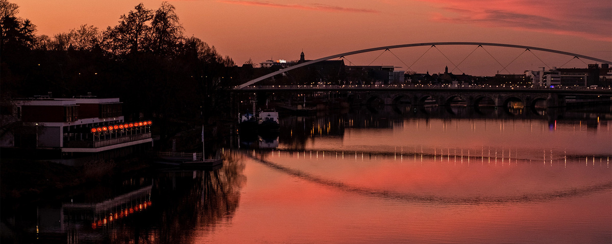 Sfeervol Stayokay aan de Maas - Foto door Thom Frijns op Unsplash