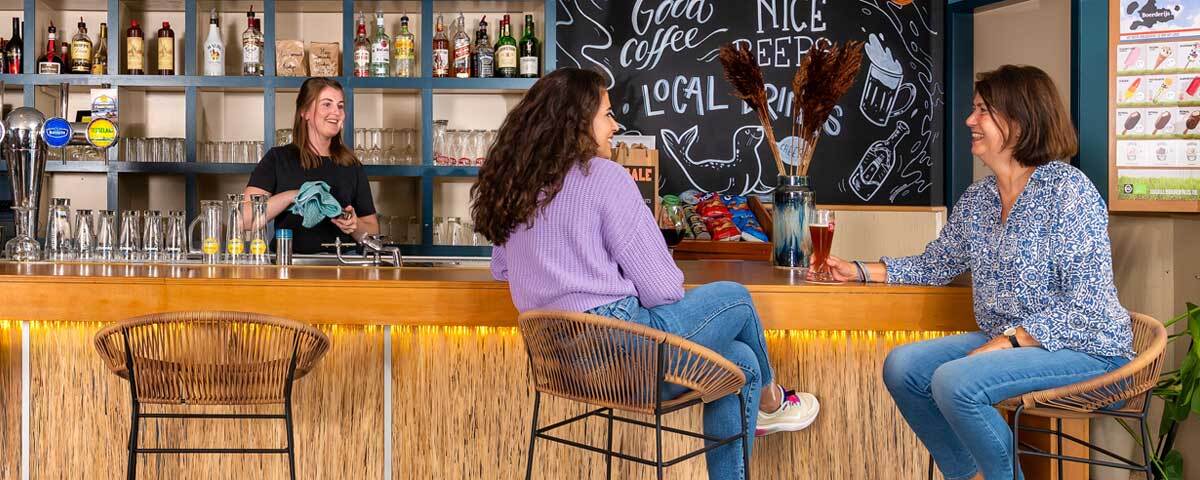 Ontspannen aan de bar van Texel