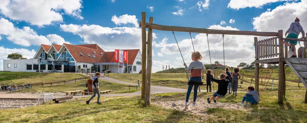 Kinderen voor het hostel op Terschelling