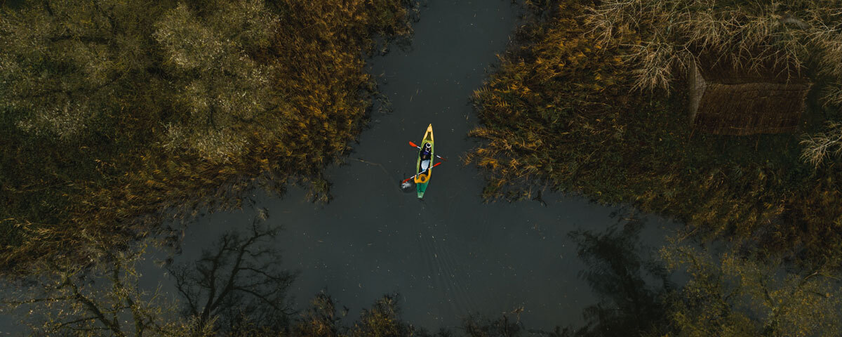 kanovaren bovenaf zicht op de Biesbosch