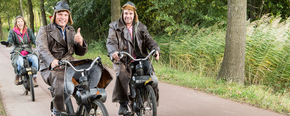 Vrienden op de solex door natuurgebied