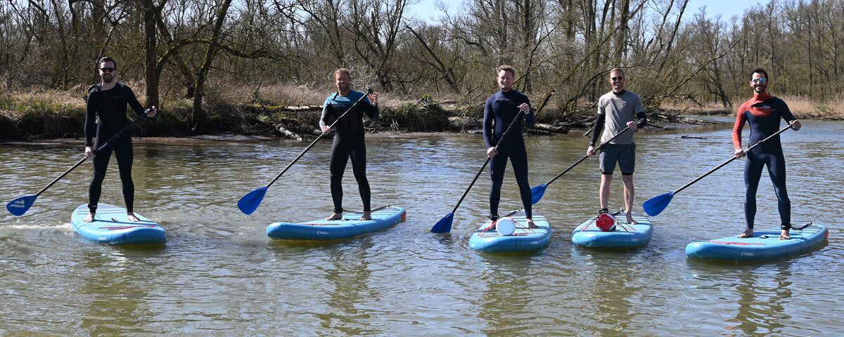 Jongens aan het suppen op het water in de Biesbosch