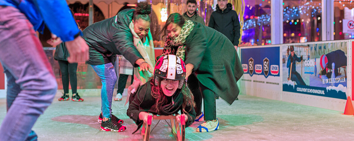 Schaatsende mensen in Scheveningen Nederland