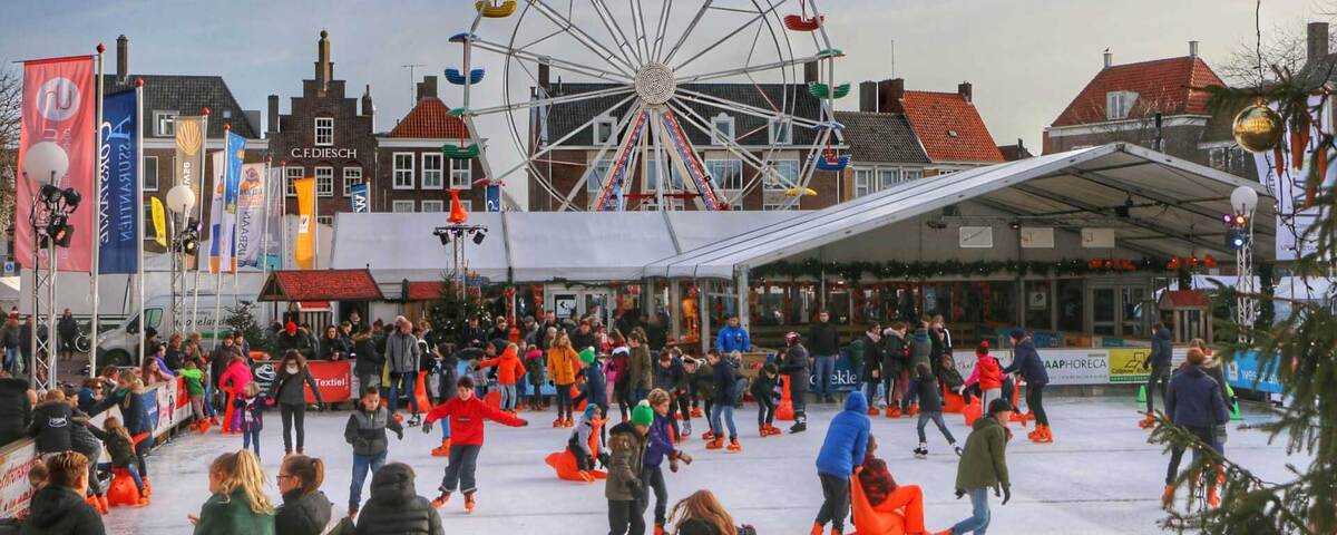 Schaatsende mensen op Schaatsbaan Middelburg