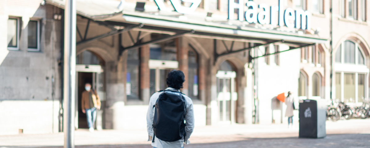 Reiziger voor Station Haarlem