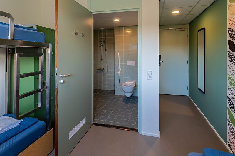 Accessible room in Stayokay Terschelling with an adapted bathroom.